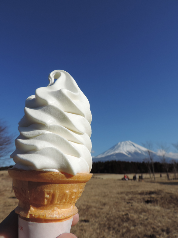 朝霧高原　ソフトクリームと富士山