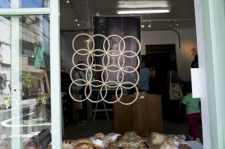 「おきてきてきて展」木とガラスと写真とパンの展覧会