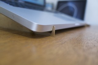 MacBook Proの真夏の熱さは異常！冷却用に机から浮かせる真鍮製の台を自作してみた