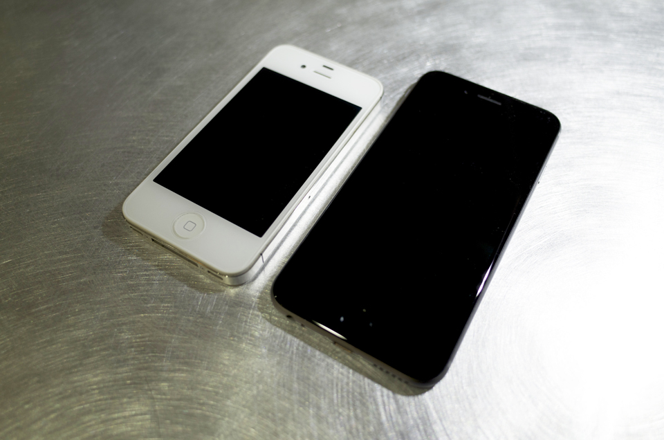 iPhone6 スペースグレイとiPhone4S