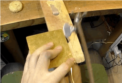 糸ノコで真鍮板を細く切っていく