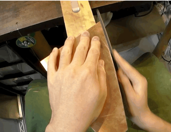 スリ板を使ってヤスリで銅板を削る