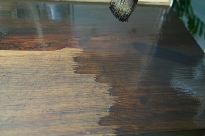 机の天板に水性ステインを塗る