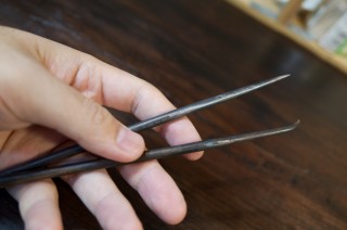 熱間鍛造して作った鋼鉄製の尖った針のような棒が何かと便利