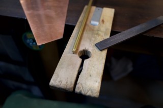 スリ板は糸ノコやヤスリを使うときには必要な道具です