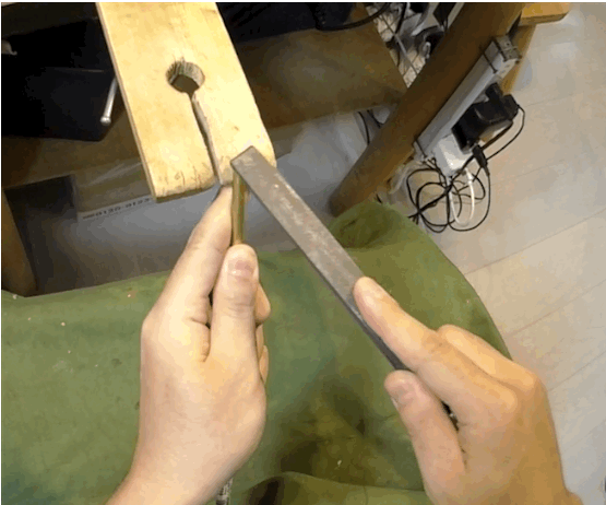 スリ板で真鍮の棒をヤスリで削る