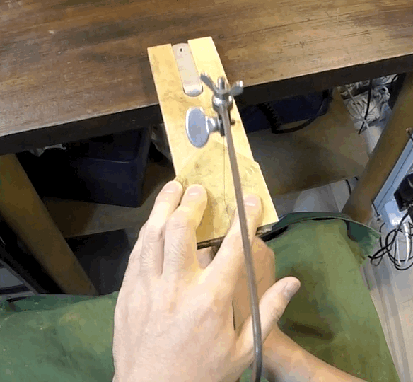 スリ板を使って糸ノコで真鍮板を削る